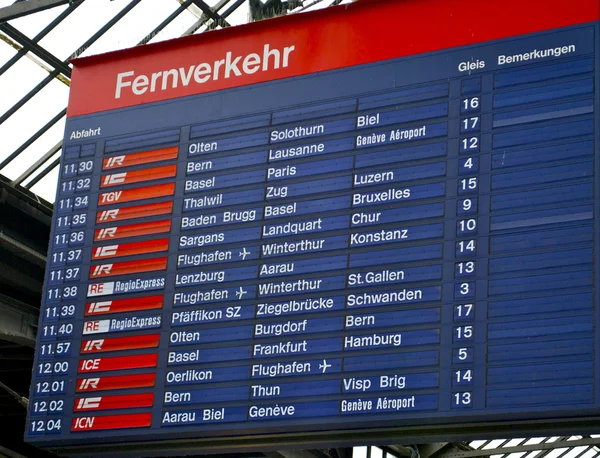 Tabella degli orari della stazione ferroviaria Zurigo HB, Svizzera — Foto Stock