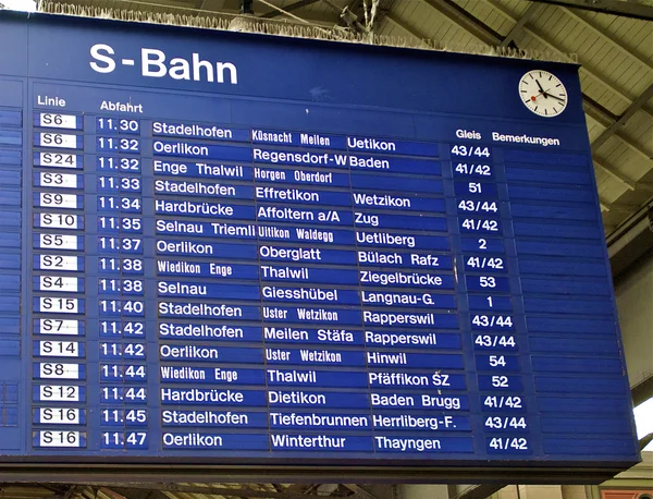 Tabella degli orari della stazione ferroviaria Zurigo HB, Svizzera — Foto Stock