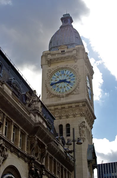 钟塔的驻地火车站的里昂，巴黎，法国 — 图库照片