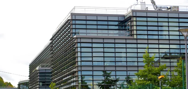 Bürogebäude in meudon, paris, frankreich — Stockfoto