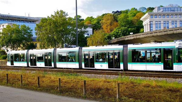 パリの t2 の路面電車 — ストック写真