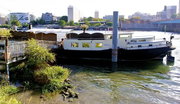 Barco sobre el Sena — Foto de Stock