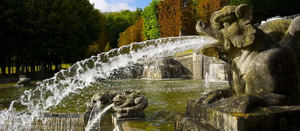 Emlékmű a Parc de Saint-Cloud, Párizs, Franciaország — Stock Fotó