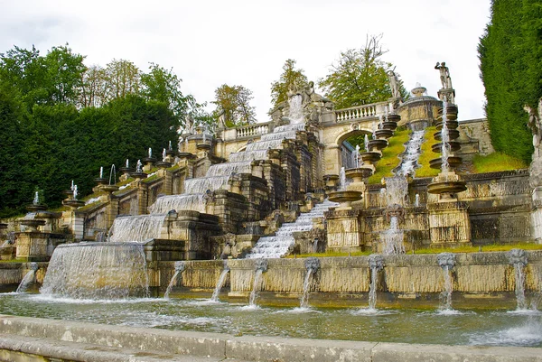 Vackra fontän i Parc de Saint-Cloud — Stockfoto