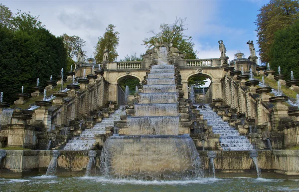 Bela fonte no Parc de Saint-Cloud — Fotografia de Stock