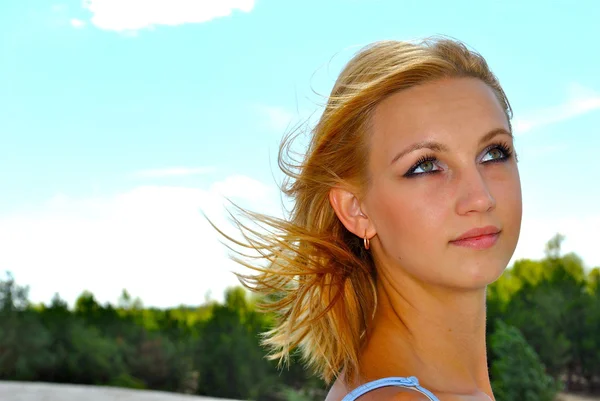 美丽的金发女孩肖像与作为背景的天空 — 图库照片