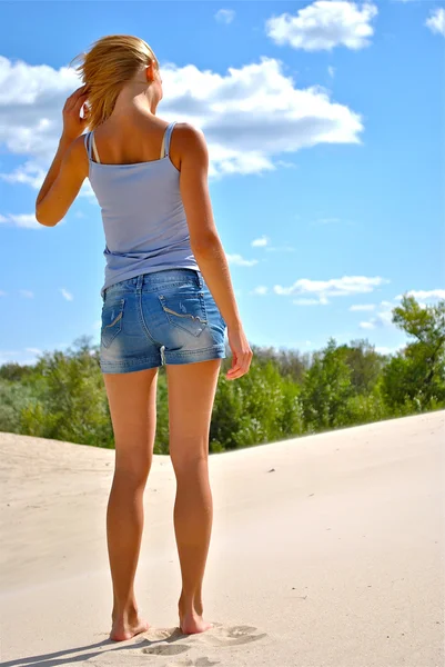 Sexual loira posa no deserto — Fotografia de Stock