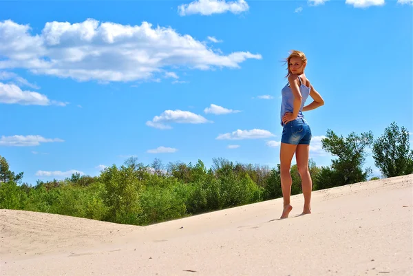 Belle pose d'un beau modèle sexuel sur le sable — Photo