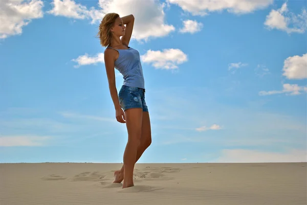 Modelo sexual bonita caminha sobre a areia — Fotografia de Stock