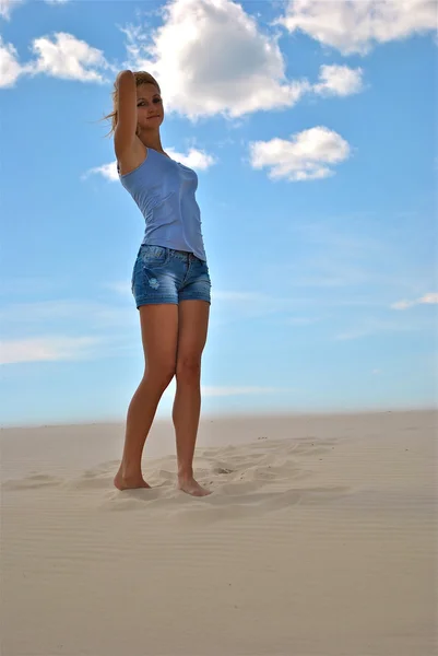 Beautiful sexual model walks over the sand — Stock Photo, Image