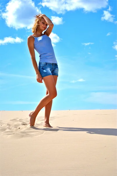 Sexy blond girl poses in a desert — Stock Photo, Image