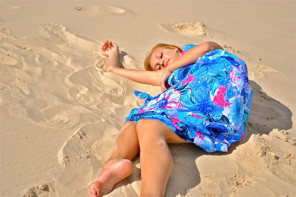Naken tjej omslag på sanden — Stockfoto