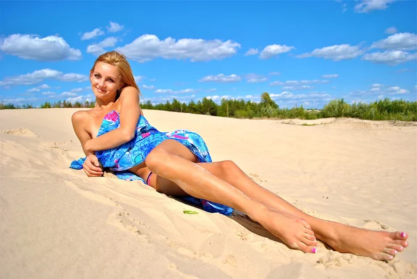 Ragazza nuda copre sulla sabbia — Foto Stock