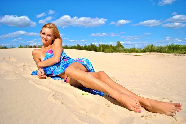 Naakt meisje heeft betrekking op het zand — Stockfoto