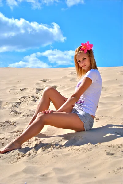 Sexual girl sits on the sand — Stock Photo, Image