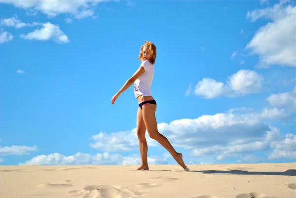 Sexual jeune modèle blond pose sur le sable — Photo