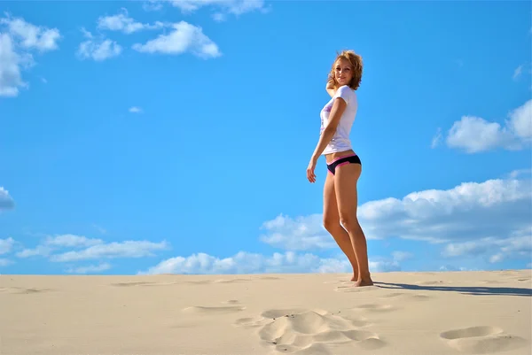 砂の上の少女 — ストック写真