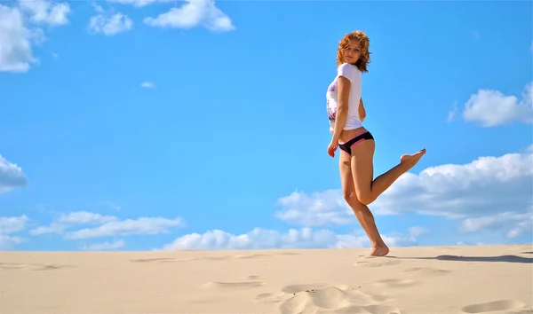 Sexual jovem loira modelo poses na areia — Fotografia de Stock
