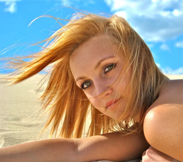 Menina nua na areia — Fotografia de Stock