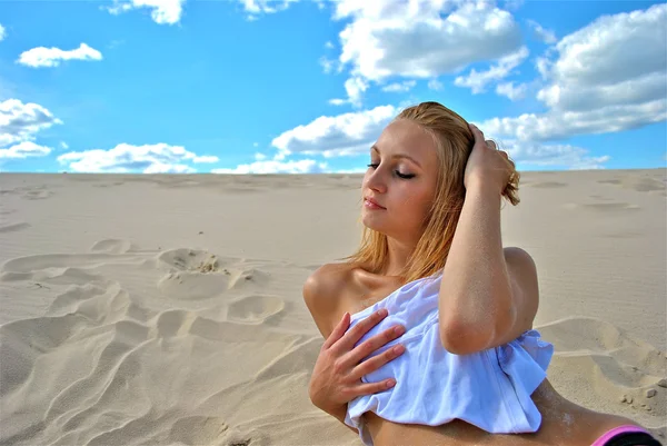 Seksuele blond meisje op het zand — Stockfoto