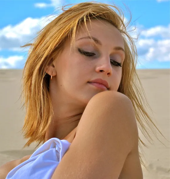 Porträt eines blonden Mädchens in der Wüste — Stockfoto