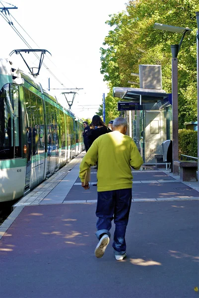 L'homme se dépêche de prendre le tramway — Photo