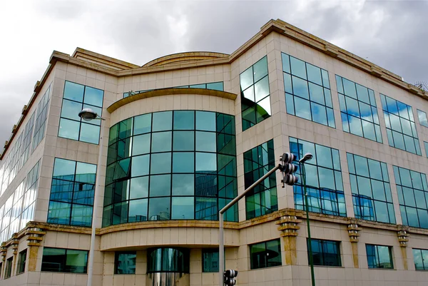 Glazen gebouw in Parijs, Frankrijk — Stockfoto