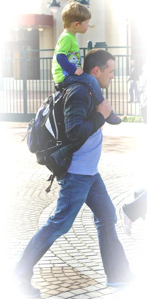 男は、shouldres の彼の息子を運ぶ — ストック写真