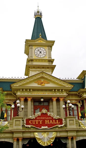 Torre del ayuntamiento con reloj — Foto de Stock