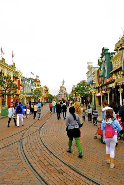 Calle principal con el famoso castillo en el centro — Foto de Stock