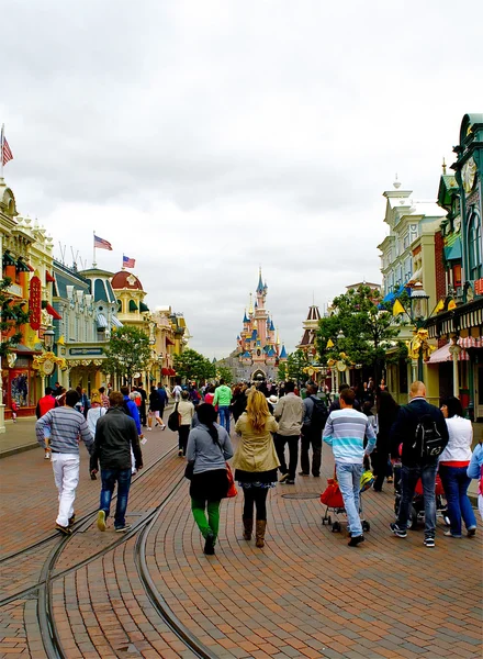 Calle principal con el famoso castillo en el centro — Foto de Stock