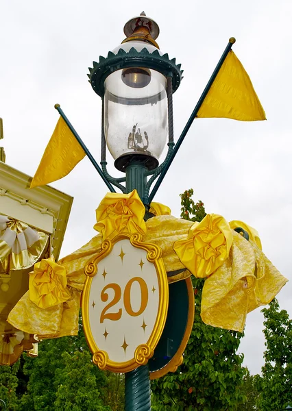 Ламповый столб со знаком 20-летия — стоковое фото