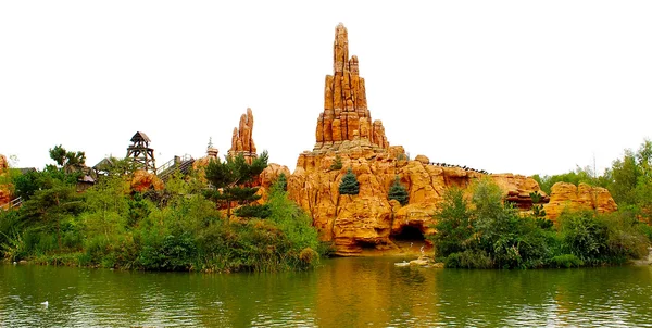 Bela rocha no lago na Disneylândia — Fotografia de Stock