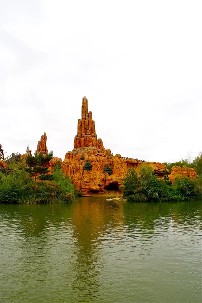 美しい岩の上に、ディズニーランドの湖 — ストック写真