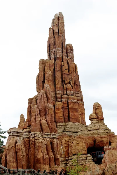 Roccia decorativa nel centro del Disneyland — Foto Stock