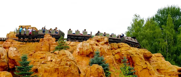 Montagnes russes dans le Disneyland — Photo