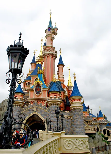 Une partie du château de beauté Sleeping dans le Disneyland de Paris — Photo