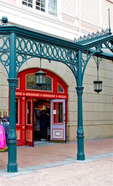 sundurma içinde disneyland kırmızı bir kapı ile
