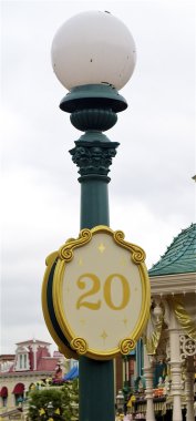 disneyland içinde elektrik direği