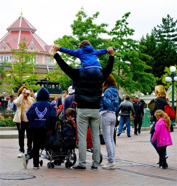 mutlu bir aile olarak disneyland