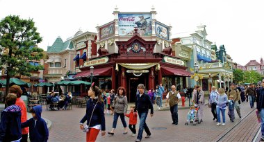 ana cadde üzerinde yürümek