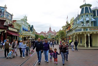 ana cadde üzerinde yürümek