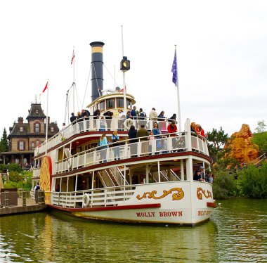 Molly kahverengi gemisi uzakta disneyland