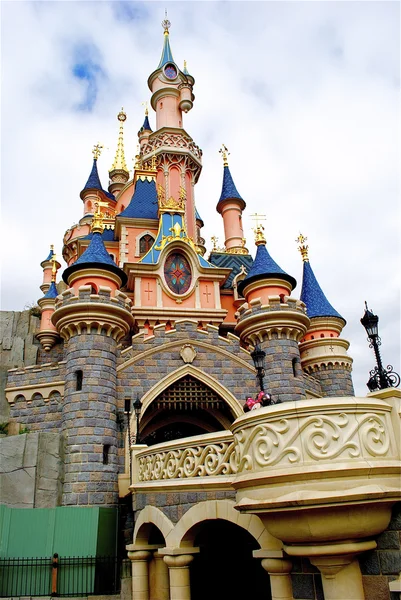 Puente al Palacio de la Bella Durmiente en el Disneylandia de París —  Fotos de Stock