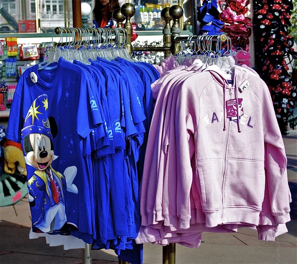 Disney t-shirts worden verkocht — Stockfoto