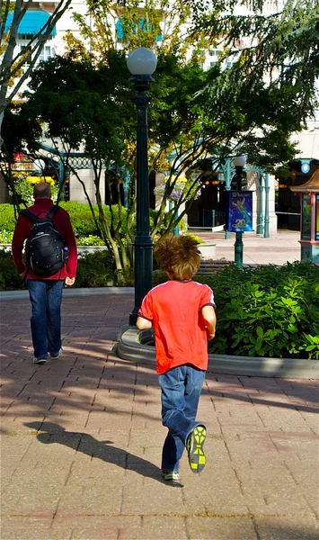 Chico corre a su papá —  Fotos de Stock