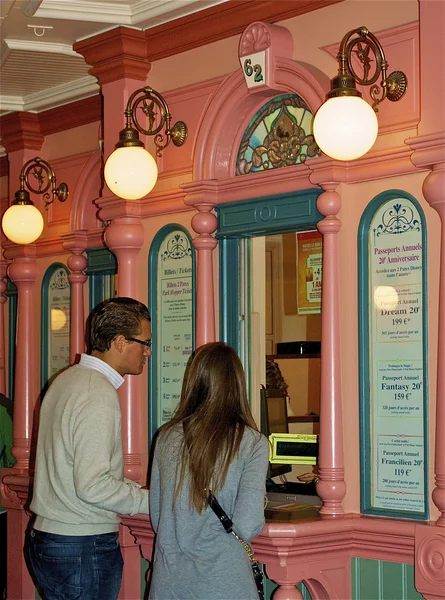 Una pareja compra un boleto para entrar a Disneylandia —  Fotos de Stock