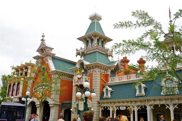 Groot huis in de disneyland — Stockfoto