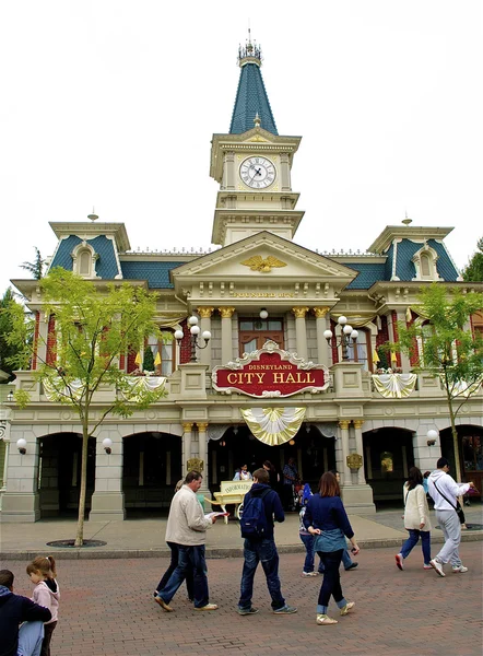 Torre del ayuntamiento con reloj — Foto de Stock