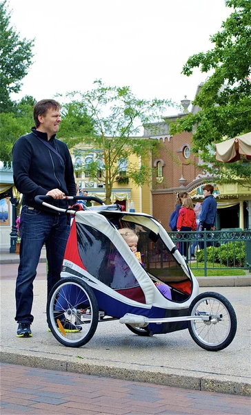 Man met haar dochter in de kinderwagen — Stockfoto